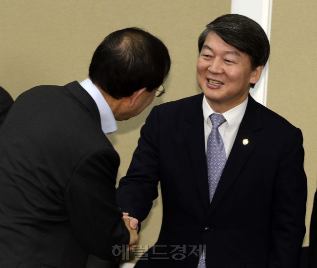 <사진설명>19일 오전 서울 여의도 국회 귀빈식당에서 열린 서울시 메르스 방역대책 관련 새정치민주엽합-서울시 정책협의회에서 안철수 의원(오른쪽)과 박원순 서울시장이 서로 인사를 나누고 있다. 박해묵 기자/mook@heraldcorp.com