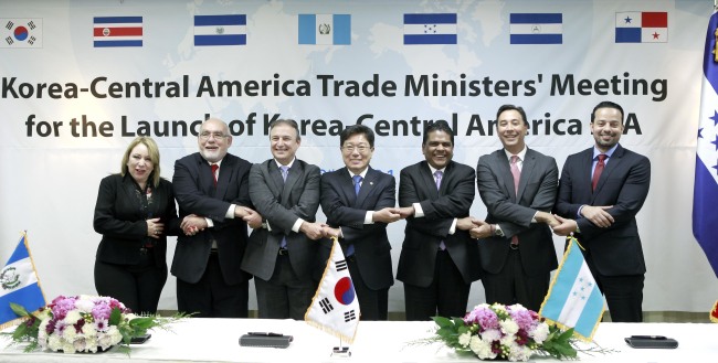 Trade Minister Yoon Sang-jick (center) joins hands with his counterparts from six Central American countries at a meeting in Houston, Texas, Thursday. Trade Ministry