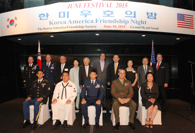 Participants pose at the Korea America Friendship Night reception at the Grand Hyatt Hotel, Seoul, Thursday. From top left, clockwise: U.S. 8th Army Lt. Gen. Bernard S. Champoux; Lt. Gen. Terrance J. O’Shaughnessy; Korea National Diplomatic Academy Chancellor Yun Duk-min; Korea America Friendship Society Chairman Sohn Kyung-shik and his wife Kim Gyo-sook; U.S. Ambassador Mark Lippert; Korea America Friendship Society President Han Chul-soo and his wife Lee Sun-ja; Senior Presidential Secretary for Foreign Affairs Ju Chul-ki; U.S. Deputy Chief of Mission Marc Knapper; Song-yo Pionk, wife of late Sgt. Maj. Jerome Lee Pionk; Marine Corps Sgt. Peter M. Rajchel; Air Force Staff Sgt. Daniel Young Kim; Naval Petty Officer 2nd Class John. P. Tagoca and U.S. Army Sgt. Moses Soto. Kang Min-woong/Ran Studio