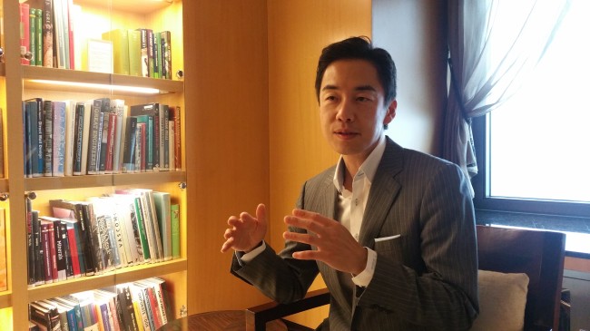 Junya Nishino, political science professor at Keio University, speaks during an interview with The Korea Herald at a hotel in Seoul, Saturday.   Song Sang-ho/The Korea Herald