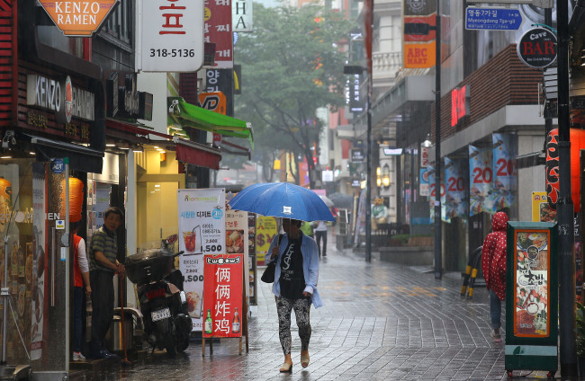 <YONHAP PHOTO-0901> 한산한 명동 거리 (서울=연합뉴스) 김도훈 기자 = 20일 오전 서울 명동 거리가 중동호흡기증후군(메르스) 여파로 관광객이 줄어 평소보다 한산한 모습이다. 2015.6.20 superdoo82@yna.co.kr/2015-06-20 12:25:34/Media Only <저작권자 ⓒ 1980-2015 ㈜연합뉴스. 무단 전재 재배포 금지.>
A woman walks on a street in Myeong-dong, a popular area for both local shoppers and foreign tourists, in central Seoul, Saturday.   Yonhap