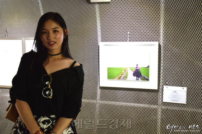 자신의 작품 앞에 선 한복여행가 고은별 씨