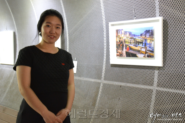 자신의 작품 앞에 선 한복여행가 김선미 씨