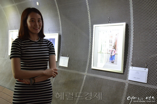 자신의 작품 앞에 선 한복여행가 김지연 씨