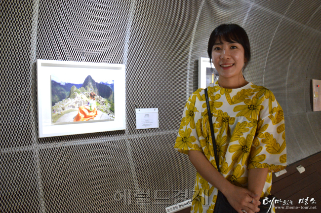 자신의 작품 앞에 선 한복여행가 서지혜 씨