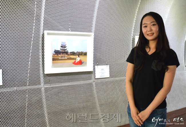 자신의 작품 앞에 선 한복여행가 지은지 씨