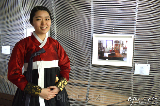자신의 작품 앞에 선 한복여행가 홍사하 씨