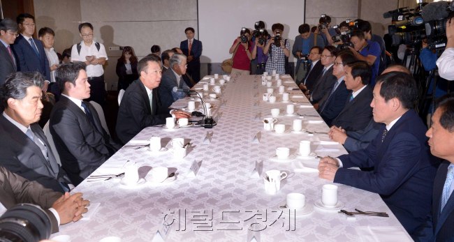 대한상의·서울 상의 회장단은 22일 서울 중구 롯데호텔에서 긴급좌담회를 갖고 ‘경제활성화 7가지 실천계획’을 통해 기업의 소비를 촉진하고 연초 계획했던 투자와 고용추진에 적극적으로 나서겠다는 방침을 밝혔다. 정희조 기자/checho@heraldcorp.com
