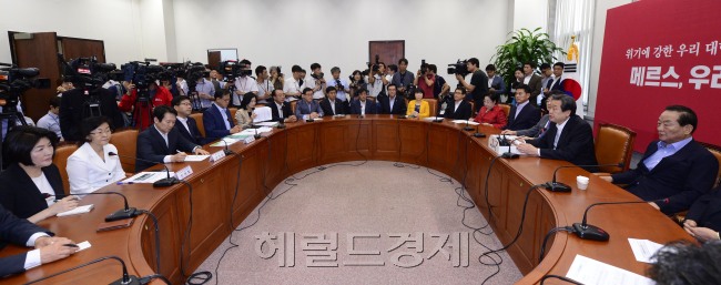 22일 오전 서울 여의도 국회에서 새누리당 최고위원회의가 열린 가운데 김무성 대표가 모두발언을 하고 있다. 박해묵 기자/mook@heraldcorp.com
22일 오전 서울 여의도 국회에서 새누리당 최고위원회의가 열린 가운데 김무성 대표가 모두발언을 하고 있다. 박해묵 기자/mook@heraldcorp.com