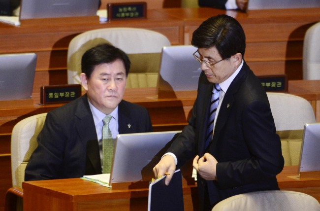 22일 오전 서울 여의도 국회에서 경제분야 대정부질문이 열린 가운데 황교안 국무총리가 답변을 위해 최경환 경제부총리 앞을 지나가고 있다. 박해묵 기자/mook@heraldcorp.com
22일 오전 서울 여의도 국회에서 경제분야 대정부질문이 열린 가운데 황교안 국무총리가 답변을 위해 최경환 경제부총리 앞을 지나가고 있다. 박해묵 기자/mook@heraldcorp.com