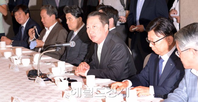 대한상의·서울 상의 회장단 (회장 박용만 ·오른쪽 3번째)은 22일 서울 중구 롯데호텔에서 긴급좌담회를 갖고 ‘경제활성화 7가지 실천계획’을 통해 기업의 소비를 촉진하고 연초 계획했던 투자와 고용추진에 적극적으로 나서겠다는 방침을 밝혔다. 정희조 기자/checho@heraldcorp.com