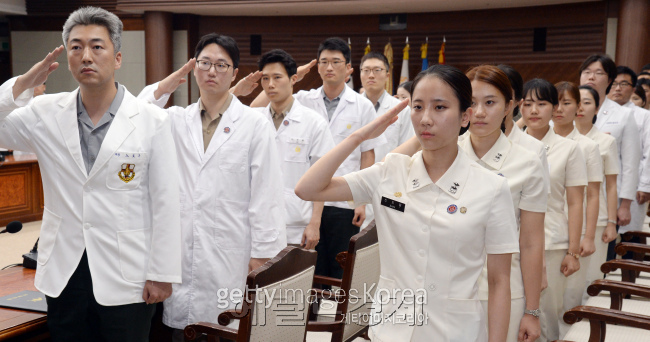 군내 메르스 확진환자와 의심환자, 밀접접촉자가 22일 한명도 남지 않게 됐다. 사진은 지난 19일 국방부에서 출범한 ‘군의료 지원단’. 이들은 민간병원 등에 파견돼 메르스 환자를 치료하고 간호하는 임무를 수행하게 된다. 안훈 기자 / rosedale@heraldcorp.com