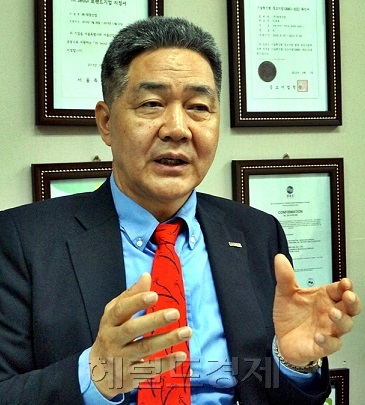 이규대 이노비즈협회장이 22일 서울 삼성동 무역센터에서 본지와 인터뷰를 갖고, 올해 청년일자리 등 일자리 5만개 창출과 회원기업 해외진출을 적극 추진하겠다고 밝혔다.
신동윤 기자/realbighead@heraldcorp.com