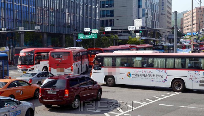 22일 오전 교통체증이 빚어지고 있는 을지로 2가 사거리. 버스가 직진차량을 막아서 극심한 정체를 일으키고 있다. 정희조 기자/checho@heraldcorp.com