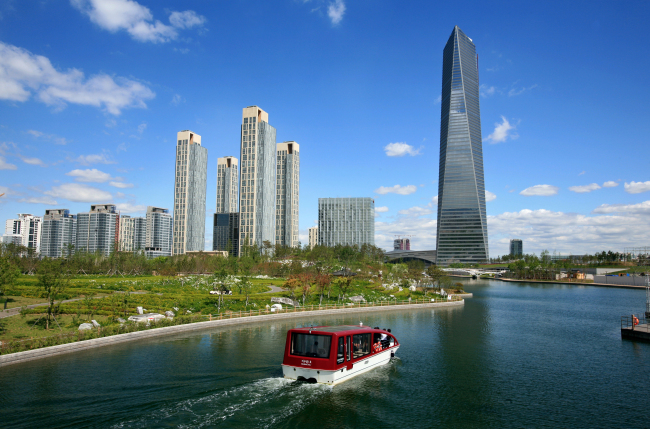 A water taxi carrying tourists travels along a canal in Songdo International City, Incheon.   IFEZ
A water taxi carrying tourists travels along a canal in Songdo International City, Incheon.   IFEZ