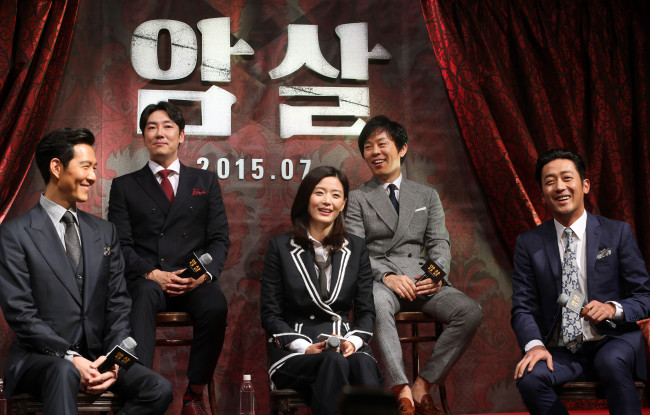 The lead actors of upcoming film “Assassination” at a press conference at CGV Apgujeong, Monday. From left: Lee Jung-jae, Cho Jin-woong, Jun Ji-hyun, Choi Duk-moon and Ha Jung-woo.   Yonhap
