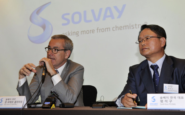 Solvay Group CEO Jean-Pierre Clamadieu (left) and the Korean unit head Pyung Suk-koo on Monday vowed to focus on the Korean market as the center of research for high-tech materials, at a news conference to celebrate the group’s 40th anniversary since launching in Korea.   Solvay Korea
Solvay Group CEO Jean-Pierre Clamadieu (left) and the Korean unit head Pyung Suk-koo on Monday vowed to focus on the Korean market as the center of research for high-tech materials, at a news conference to celebrate the group’s 40th anniversary since launching in Korea.   Solvay Korea