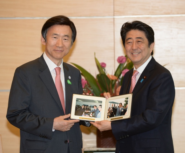 PREMIER’S FATHER ― South Korean Foreign Minister Yun Byung-se (left) and Japanese Prime Minister Abe Shinzo hold photos of the latter’s father, former Japanese Foreign Minister Shintaro Abe, which were taken in Seoul in 1984, before their meeting at Abe’s official residence in Tokyo on Monday.   Foreign Ministry
South Korean Foreign Minister Yun Byung-se (left) and Japanese Prime Minister Shinzo Abe hold photos of the latter’s father, former Japanese Foreign Minister Shintaro Abe, which were taken in Seoul in 1984, before their meeting at Abe’s official residence in Tokyo on Monday.   Foreign Ministry
South Korean Foreign Minister Yun Byung-se (left) and Japanese Prime Minister Shinzo Abe hold photos of the latter’s father, former Japanese Foreign Minister Shintaro Abe, which were taken in Seoul in 1984, before their meeting at Abe’s official residence in Tokyo on Monday.   Foreign Ministry