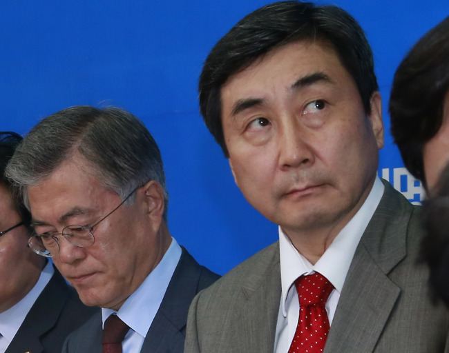 <YONHAP PHOTO-1746> 서로 다른 시선 (서울=연합뉴스) 이상학 기자 = 22일 오전 국회에서 열린 새정치민주연합 메르스 관련 특별 성명 발표에서 사무총장 등 당직 인선에 이견을 보이고 있는 문재인 대표와 이종걸 원내대표(오른쪽)가 서로 다른 곳을 바라보고 있다. 2015.6.22 leesh@yna.co.kr/2015-06-22 12:56:47/ <저작권자 ⓒ 1980-2015 ㈜연합뉴스. 무단 전재 재배포 금지.>
New Politics Alliance for Democracy leader Rep. Moon Jae-in (left) and floor leader Rep. Lee Jong-kul attend a news conference to announce the party’s statement on MERS at the National Assembly on Monday.   Yonhap
New Politics Alliance for Democracy leader Rep. Moon Jae-in (left) and floor leader Rep. Lee Jong-kul attend a news conference to announce the party’s statement on MERS at the National Assembly on Monday.   Yonhap
New Politics Alliance for Democracy leader Rep. Moon Jae-in (left) and floor leader Rep. Lee Jong-kul attend a news conference to announce the party’s statement on MERS at the National Assembly on Monday.   Yonhap