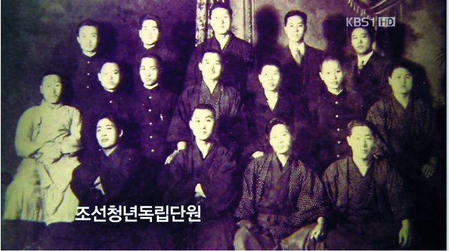 This still from a TV documentary on Fuse Tatsuji’s life shows the group, consisting of Korean-Japanese and Korean students studying abroad, behind the Feb. 8, 1919 Declaration of Korean Independence. Fuse defended them in court.