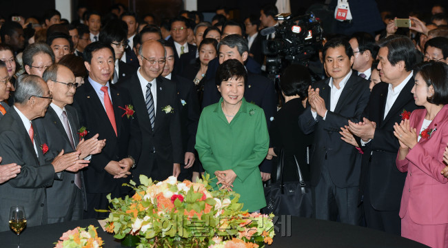 박근혜 대통령이 22일 서울 웨스틴조선호텔에서 주한 일본대사관 주최로 열린 ‘한일 국교 정상화 50주년 기념 리셉션’에 참석하며 박수를 받고 있다. 박현구 기자/phkoo@heraldcorp.com