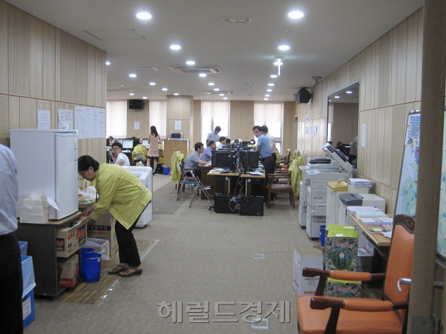 메르스 사태가 전반적으로 진정세를 보이는 가운데 중앙메르스대책본부에서 보건당국 관계자들이 전국 보건소와 의료기관에서 올라오는 메르스 점검 상황을 체크하느라 분주하게 움직이고 있다. <사진:헤럴드 경제DB>