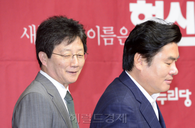 유승민 새누리당 원내대표와 원유철 정책위 의장이 23일 오전 서울 여의도 국회에서 열린 새누리당 원내대책회의에 참석하고 있다. 박해묵 기자/mook@heraldcorp.com