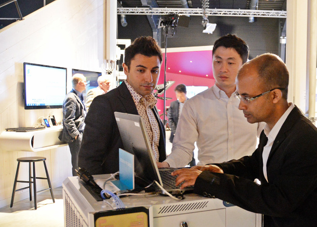Staff from SK Telecom and Ericsson demonstrate next-generation technology that reduces network interference between base stations in Stockholm, Tuesday.   SKT
Staff from SK Telecom and Ericsson demonstrate next-generation technology that reduces network interference between base stations in Stockholm, Tuesday.   SKT