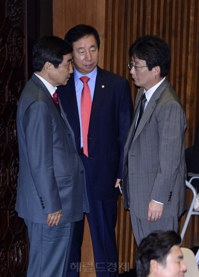 유승민 새누리당 원내대표와 이종걸 새정치민주연합 원내대표가 23일 오전 서울 여의도 국회 본회의장에서 이야기를 나누고 있다. 박해묵 기자/mook@heraldcorp.com