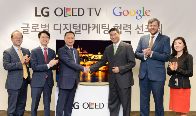 Kim Ki-wan (third from left), head of LG’s global marketing division, and John Lee (third from right), chief executive of Google Korea, pose at a meeting Tuesday in Seoul. The two sides agreed to work together to promote LG’s organic light emitting diode TVs.   LGE
Kim Ki-wan (third from left), head of LG’s global marketing division, and John Lee (third from right), chief executive of Google Korea, pose at a meeting Tuesday in Seoul. The two sides agreed to work together to promote LG’s organic light emitting diode TVs.   LGE