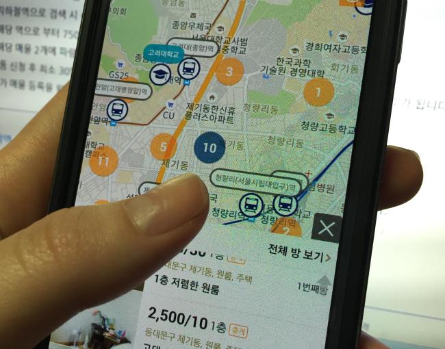 부동산 시장이 모바일로 빠르게 이동하면서 부동산 중개 앱이 우후죽순 늘어나고 있으며, 긍정적 효과도 있지만 여러가지 부작용도 동시에 나타나고 있다.
