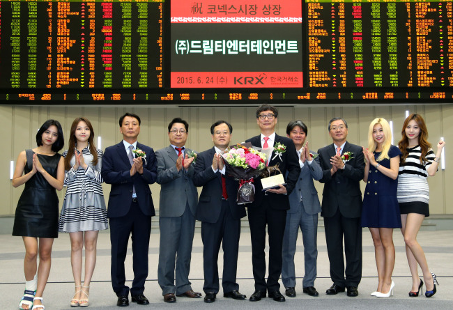 상장기념패 전달 후 소속연예인과의 기념촬영을 하고있다. 왼쪽세번째부터
강홍기 한국IR협의회 부회장
임종영 하이투자증권 본부장
김재준 한국거래소 코스닥시장위원회 위원장
이종석 (주)드림티엔터테인먼트 대표이사
박현서 (주)웰메이드예당 대표이사
김종문 코넥스협회 부회장