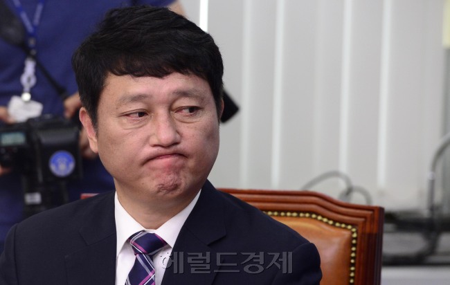 24일 오전 서울 여의도 국회에서 열린 새정치민주연합 최고위원회의에 최재성 신임 사무총장이 참석해 난감한 표정을 짓고 있다. 이날 이종걸 원내대표는 최 총장 임명 강행에 대한 항의 표시로 최고위에 참석하지 않았다.  박해묵 기자/mook@heraldcorp.com