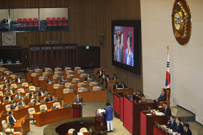 Prime Minister Hwang Kyo-ahn speaks at the National Assembly on Wednesday. Yonhap