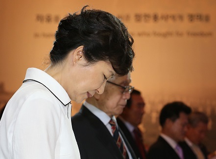 President Park Geun-hye pays a tribute to South Korean troops killed in action at a remembrance ceremony that marked the 65 years of the Korean War, in Seoul, Wednesday. Yonhap