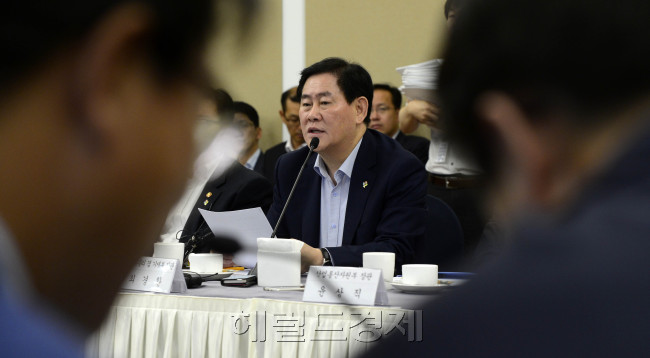 25일 오전 서울 여의도 국회에서 하반기경제정책방향 당정협의가 열린 가운데 최경환 경제부총리가 모두발언을 하고 있다. 박해묵 기자/mook@heraldcorp.com
25일 오전 서울 여의도 국회에서 하반기경제정책방향 당정협의가 열린 가운데 최경환 경제부총리가 모두발언을 하고 있다. 박해묵 기자/mook@heraldcorp.com