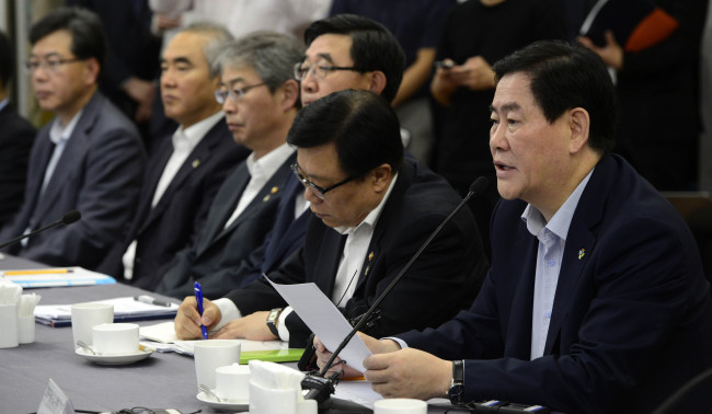25일 오전 서울 여의도 국회에서 하반기경제정책방향 당정협의가 열린 가운데 최경환 경제부총리가 모두발언을 하고 있다. 박해묵 기자/mook@heraldcorp.com
최경환(맨 오른쪽) 경제부총리 겸 기획재정부 장관이 25일 오전 서울 영등포구 여의도 국회에서 열린 하반기 경제정책방향 및 추가경정예산(추경) 편성 등 재정보강 방안과 관련한 새누리당과의 당정회의에서 모두발언을 하고 있다.
박해묵 기자/mook@heraldcorp.com