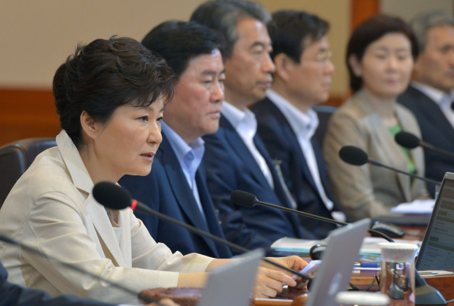 박근혜 대통령이 25일 청와대에서 열린 국무회의 모두발언에서 국회법 개정안에 대한 거부권을 행사를 밝히고 있다.
[청와대사진기자단=박현구 기자/phkoo@heraldcorp.com]