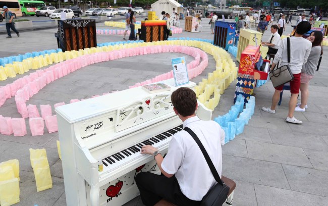 <YONHAP PHOTO-3185> 6월 문화가 있는 날 '달려라 피아노' 전시회 개최 (서울=연합뉴스) 6월 문화가 있는 날을 맞이해 24일 오후 서울 광화문 광장에서 열린 '달려라 피아노' 전시회에서 시민들이 피아노를 연주하고 있다 . 이 전시회는 사용하지 않는 피아노를 기부 받아 전시하고 필요한 사람들에게 다시 기부하는 캠페인이다. 2015.6.24 << 문화체육관광부제공 >> photo@yna.co.kr/2015-06-24 23:48:33/ <저작권자 ⓒ 1980-2015 ㈜연합뉴스. 무단 전재 재배포 금지.>
<YONHAP PHOTO-3185> 6월 문화가 있는 날 '달려라 피아노' 전시회 개최 (서울=연합뉴스) 6월 문화가 있는 날을 맞이해 24일 오후 서울 광화문 광장에서 열린 '달려라 피아노' 전시회에서 시민들이 피아노를 연주하고 있다 . 이 전시회는 사용하지 않는 피아노를 기부 받아 전시하고 필요한 사람들에게 다시 기부하는 캠페인이다. 2015.6.24 << 문화체육관광부제공 >> photo@yna.co.kr/2015-06-24 23:48:33/ <저작권자 ⓒ 1980-2015 ㈜연합뉴스. 무단 전재 재배포 금지.>