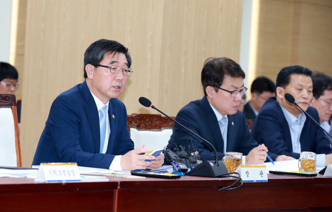 정부와 새누리당은 25일 국회에서 당정협의를 갖고 추경을 포함한 하반기 경제정책방향과 함께 청년 고용절벽 해소 등 분야별 세부대책을 발표했다. 이기권(왼쪽) 고용노동부 장관이 최근 고용동향 확대 점검회의에서 청년 일자리 확대 방안에 대해 설명하고 있다.  [사진제공=고용노동부]