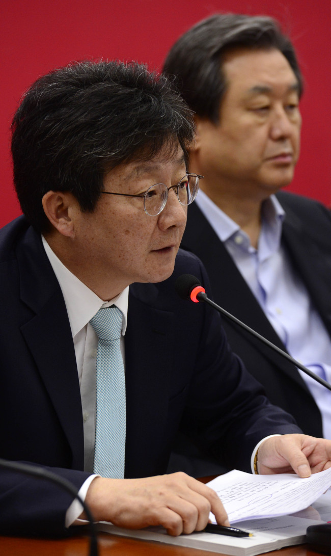 25일 오전 서울 여의도 국회에서 열린 새누리당 최고위원회에서 유승민 원내대표와 김무성 대표가 심각한 표정으로 회의에 임하고 있다.
박해묵 기자/mook@heraldcorp.com