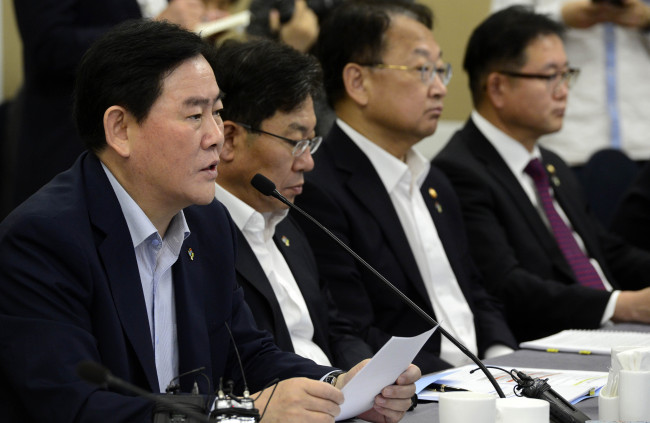 25일 오전 서울 여의도 국회에서 하반기경제정책방향 당정협의가 열린 가운데 최경환 경제부총리가 모두발언을 하고 있다. 박해묵 기자/mook@heraldcorp.com
25일 오전 서울 여의도 국회에서 하반기경제정책방향 당정협의가 열린 가운데 최경환 경제부총리가 모두발언을 하고 있다. 박해묵 기자/mook@heraldcorp.com