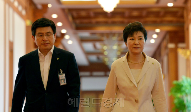 박근혜 대통령이 25일 청와대에서 열린 국무회의에 황교안 총리와 함께 참석하고 있다. 청와대사진기자단= 박현구 기자
