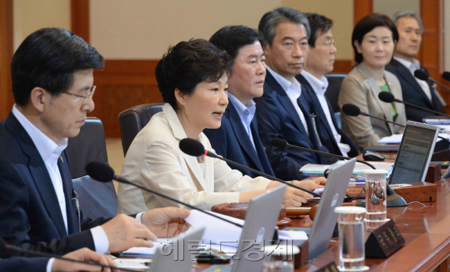 박근혜 대통령이 25일 청와대에서 열린 국무회의에 황교안 총리와 함께 참석하고 있다. 청와대사진기자단= 박현구 기자