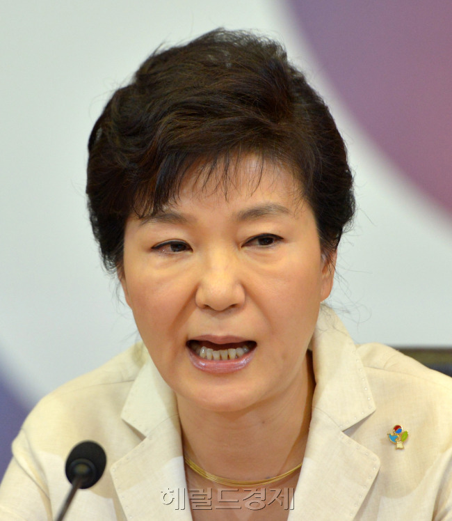 사진 = 박근혜 대통령이 25일 청와대에서 열린 국무회의에서 국회법 개정안에 대해 거부권을 행사를 모두발언을 통해 밝히고 있다.
/청와대사진기자단= 박현구 기자