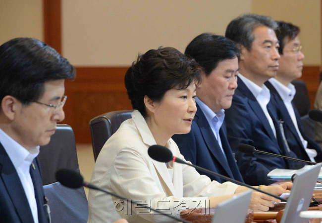 사진 = 박근혜 대통령이 25일 청와대에서 열린 국무회의에서 국회법 개정안에 대해 거부권을 행사를 모두발언을 통해 밝히고 있다.
/청와대사진기자단= 박현구 기자
