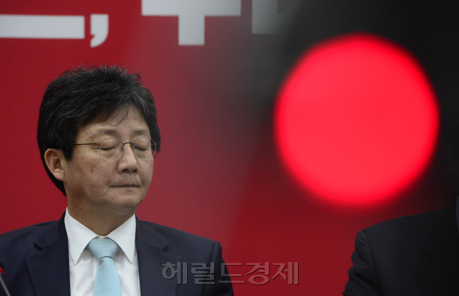 25일 오전 서울 여의도 국회에서 새누리당 최고위원회가 열린 가운데 모두발언을 마친 유승민 원내대표가 심각한 표정으로 회의에 임하고 있다. 박해묵 기자/mook@heraldcorp.com