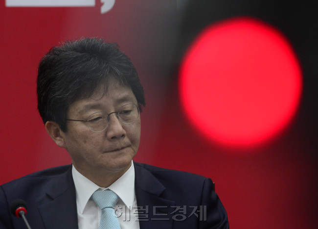 <사진설명> 25일 오전 서울 여의도 국회에서 새누리당 최고위원회가 열린 가운데 모두발언을 마친 유승민 원내대표가 심각한 표정으로 회의에 임하고 있다. 박해묵 기자/mook@heraldcorp.com