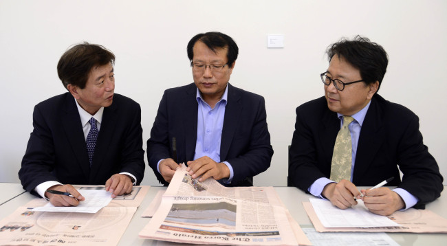 Three judges screen candidates for The Korea Herald Best Brand winners. From right: Park Heung-soo, a professor at Yonsei University School of Business; Shim Jae-ik, Korea Herald advertisement marketing chief; and Lim Young-kyun, a professor of business administration at Kwangwoon University.   Park Hae-mook/The Korea Herald