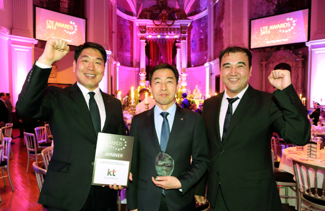 Park Jae-yoon (center), senior vice president of KT’s network technology unit, and KT officials celebrate the winning of the LTE Award during the 11th LTE World Summit in Amsterdam on Wednesday.   KT
Park Jae-yoon (center), senior vice president of KT’s network technology unit, and KT officials celebrate the winning of the LTE Award during the 11th LTE World Summit in Amsterdam on Wednesday.   KT